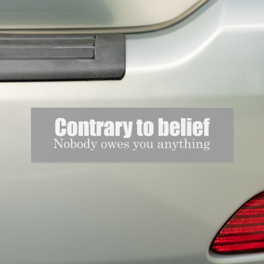Niemand is je iets schuldig. bumpersticker (Op auto)