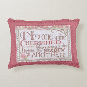 Niemand is meer gekoesterd accent kussen