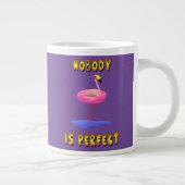 Niemand is perfect - flamingo met zwemring grote koffiekop (Rechts)