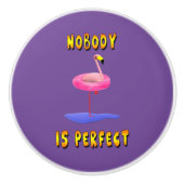 Niemand is perfect - flamingo met zwemring keramische knop (Voorkant)