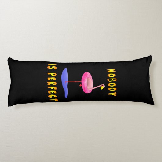 Niemand is perfect - flamingo met zwemring lichaamskussen (Achterkant)