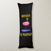 Niemand is perfect - flamingo met zwemring lichaamskussen (Achterkant (Verticaal))