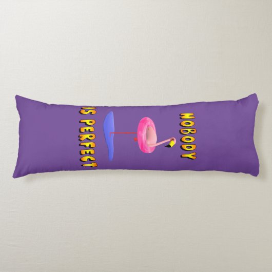 Niemand is perfect - flamingo met zwemring lichaamskussen (Voorkant)