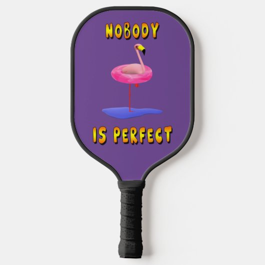 Niemand is perfect - flamingo met zwemring pickleball paddle (Achterkant)