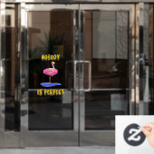 Niemand is perfect - flamingo met zwemring raamsticker (Kantoordeur)