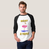 Niemand is perfect - flamingo met zwemring t-shirt (Voorkant volledig)
