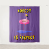 Niemand is perfect - flamingo met zwemring wandkleed (Voorkant)