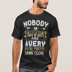 Niemand is perfect, maar je bent een familienaam t-shirt