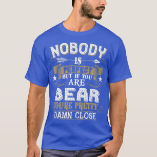 Niemand is perfect, maar je bent een familienaam v t-shirt