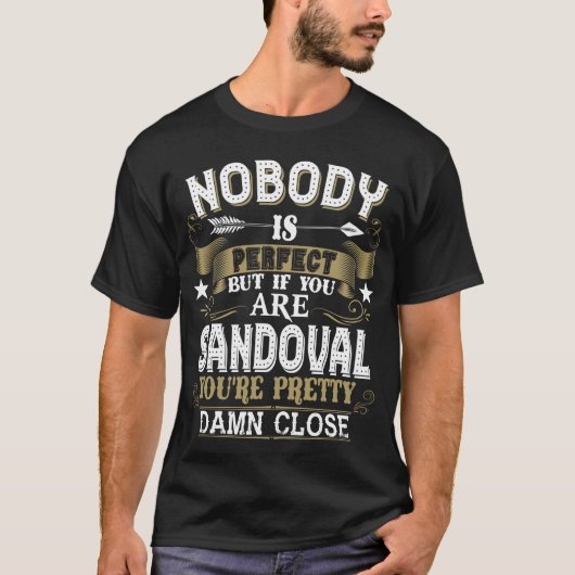 Niemand is perfect, maar je bent SANDOVAL familien T-shirt (Voorkant)
