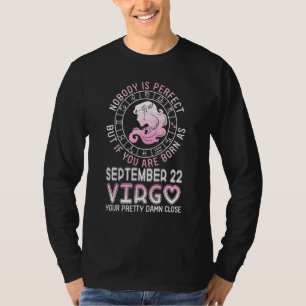 Niemand is Perfect Maar Jij Bent Geboren Als 22 Se T-shirt