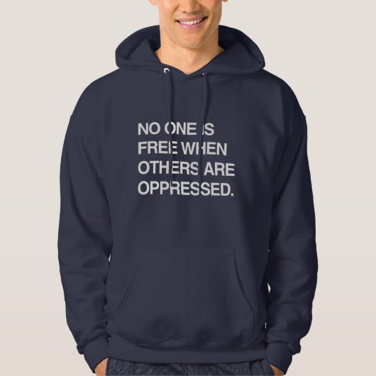 NIEMAND IS VRIJ WANNEER ANDEREN TEGENOVER ZIJN HOODIE (Voorkant)