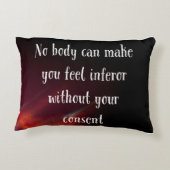 Niemand kan je inferor laten voelen accent kussen (Achterkant)