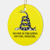 Niemand komt op je af, lieverd keramisch ornament (Links)