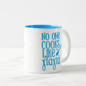 Niemand kookt als de Griekse grootmoeder, de yaya. Tweekleurige Koffiemok (Voorkant rechts)