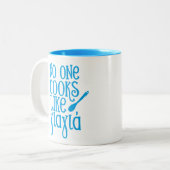 Niemand kookt als de Griekse grootmoeder, de yaya. Tweekleurige Koffiemok (Voorkant links)