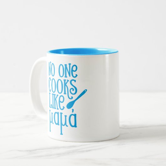 Niemand kookt als moeder Griekse moeder Tweekleurige Koffiemok (Voorkant links)