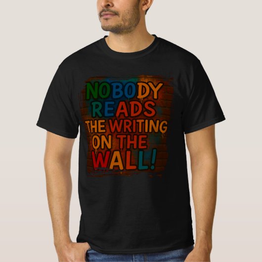 Niemand leest het geschrift op de muur! leuk T-shi T-shirt (Voorkant)