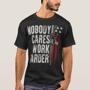 Niemand maakt werk Harder AR-15 Amerikaanse vlag T-shirt