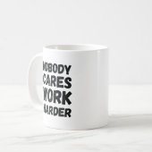 Niemand maakt werk harder koffiemok (Voorkant links)