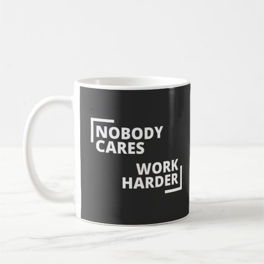 Niemand maakt werk harder koffiemok (Links)