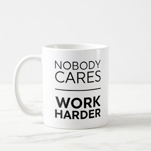 Niemand maakt werk harder koffiemok (Links)