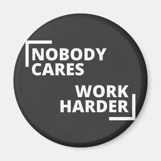 Niemand maakt werk harder magneet (Voorkant)