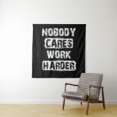 Niemand maakt werk harder wandkleed (In situ)