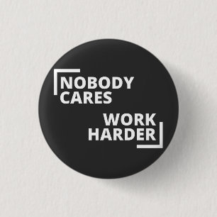 Niemand Maakt Zich Zorgen Werk Harder Ronde Button 3,2 Cm