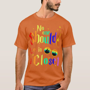 Niemand mag in een kast leven, alleen al in een ka t-shirt