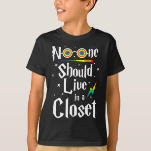 Niemand mag in een kast leven LGBTQ betekenisvol N T-shirt