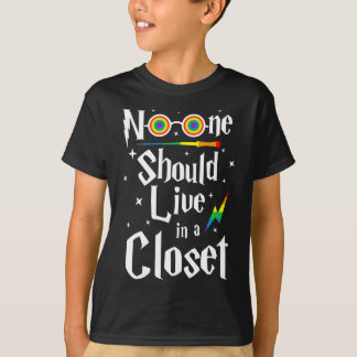 Niemand mag in een kast leven LGBTQ betekenisvol N T-shirt
