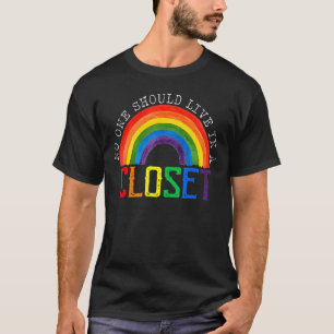 Niemand mag in een kast leven met regenboogstraal  t-shirt