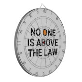 Niemand staat boven de wet dartbord (Voorkant Links)