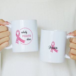 Niemand vecht alleen roze lint koffiemok