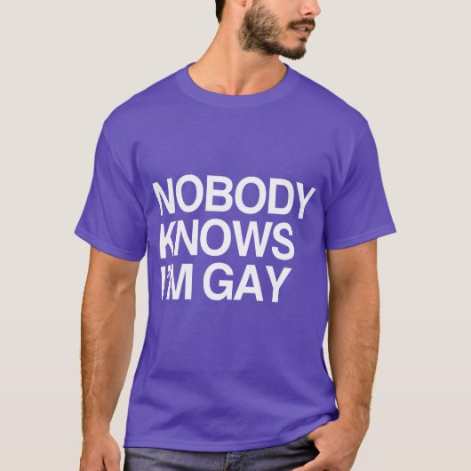 NIEMAND WEET DAT IK GAY - WHITE -.png T-shirt (Voorkant)