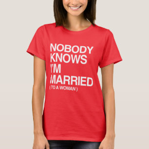 NIEMAND WEET DAT IK GETROUWD BEN MET EEN VROUW - W T-SHIRT