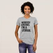 NIEMAND WEET DAT IK LESBIENSE BEN T-SHIRT (Voorkant volledig)