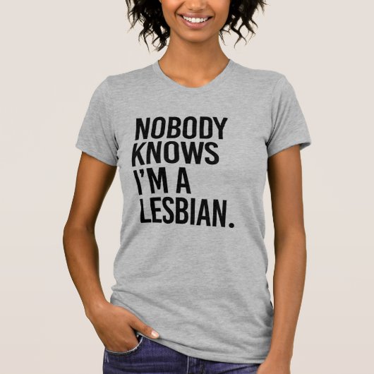 NIEMAND WEET DAT IK LESBIENSE BEN T-SHIRT (Voorkant)