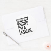 Niemand weet dat ik lesbisch ben ronde sticker (Envelop)