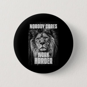Niemand zorgt voor Motivatie werk in Harder Bodybu Ronde Button 5,7 Cm
