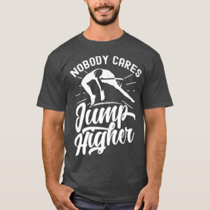 Niemand zorgt voor sprinkhaan met hogere Gezegden T-shirt