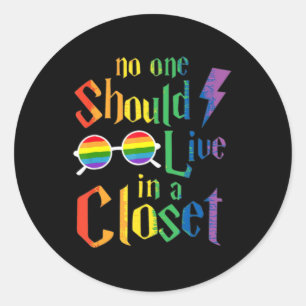 Niemand zou in een kast moeten leven met een homo- ronde sticker