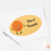 Niet aanraken! Oranje stripfiguur Ovale Sticker (Envelop)