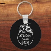 Niet alle heksen leven in SALEM Cute Halloween Wit Sleutelhanger (Voorkant)