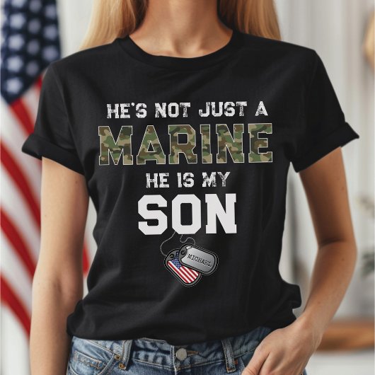 Niet alleen een marinier, hij is mijn zoon militai t-shirt