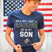 Niet alleen een matroos hoort mijn zoon Label van  T-shirt