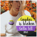 Niet-binair | Gaydar is gebroken | Ronde Button 7,6 Cm<br><div class="desc">Niet-binair,  maar moeite met het vinden van peeps om mee te spelen? Misschien werkt je gaydar niet? (Is er een beter woord dan gaydar!?) 😍 Proclaimen uw genderidentiteit terwijl ook gezegde u houdt van de directe aanpak.</div>