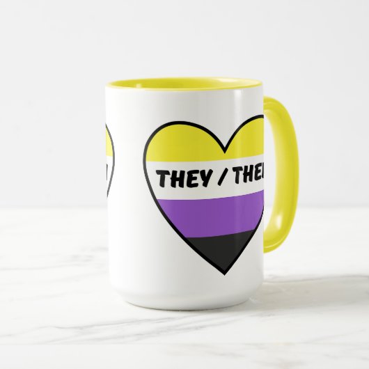 Niet-binaire hartvlag met hun/hun fons mok (Voorkant rechts)