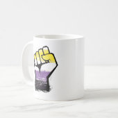 Niet-binaire Pride Protest Vuist Koffiemok (Voorkant links)